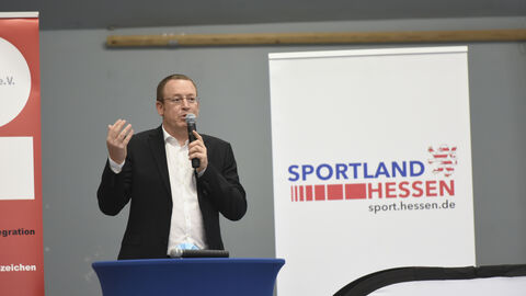 Professor Dr. Christopher Heim von der Johann Wolfgang-Goethe-Universität stellt die einzelnen Stationen des Hessischen Bewegungschecks vor