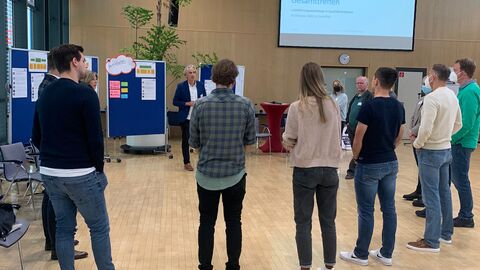 Im Arbeitskreis "Bewegt aufwachsen" stellt die Arbeitskreisleitung Stephan Schulz-Algie den Teilnehmenden die Projektideen auf den Pinnwänden vor