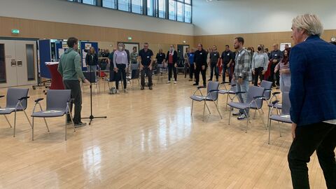 Bewegungspause, angeleitet durch Marco Mattes vom Landessportbund Hessen e. V. (links vorne im Bild)