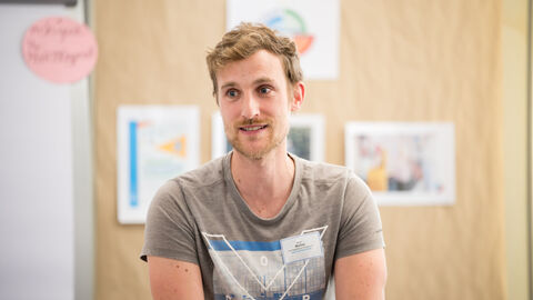 Marco Mattes (lsb h) bei seinem Impulsvortrag zu Sport im Park frontales Portraitbild von Marco Mattes vom lsb h während eines Vortrags. Im Hintergrund ist eine Pinnwand zu sehen.