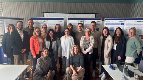 Gruppenbild der Bewegungskoordinierenden, den direkten Vorgesetzten aus den Modellregionen, der Programmkoordinierung, der Geschäftsstelle im HMFG und der Landessportbund Hessen 