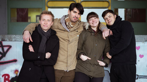 #missionmacher - IKK-Classic Vier Personen in einer Reihe, die sich freundschaftlich im Arm halten.