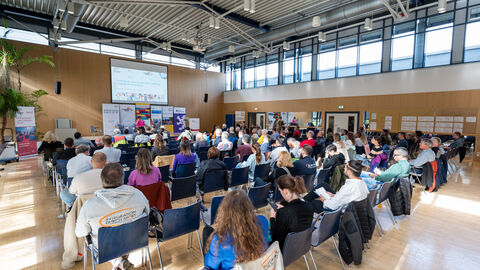 Zahlreiche Teilnehmende in der Mehrzweckhalle des Landessportbundes Hessen e.V.