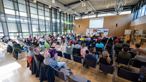 Zahlreiche Teilnehmende in der Mehrzweckhalle des Landessportbundes Hessen e.V.