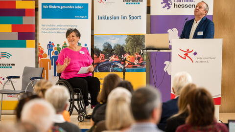 Anmoderation der Keynote (Moderatorin Katja Lüke und Frank Eser, Referatsleiter Vielfalt im Sport, SJH)