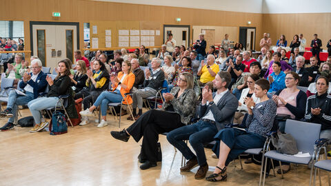 Aufmerksame Zuhörerinnen und Zuhörer: Teilnehmende lauschen gespannt der Keynote