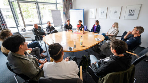 Raum für Vielfalt „Schaffung diskriminierungsarmer Räume“, Moderation: Johannes Wirth (freiberuflicher Referent für politische Bildung)