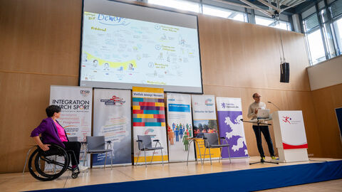 Abschlussrunde: den Tag mit Graphic Recording Revue passieren lassen (Moderatorin Katja Lüke und Graphic recorder Marcus Frey)