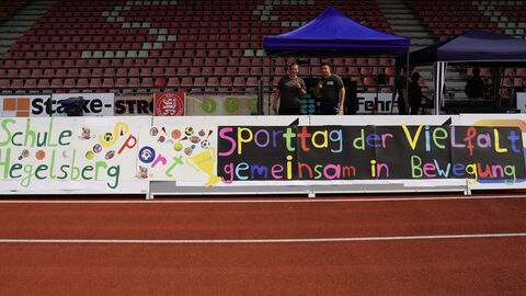 Banner : "Sporttag der Vielfalt gemeinsam in Bewegung"