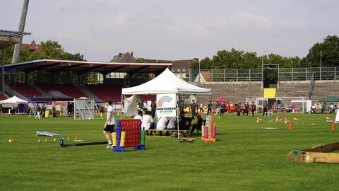 Mitmachangebote bei einem Sportfest auf einem Sportplatz