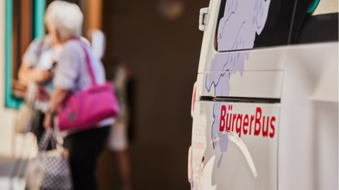 Bürgerbus Hessen Logo des Bürgerbusses auf einem Van