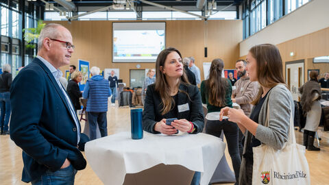 Menschen an Stehtisch unterhalten sich