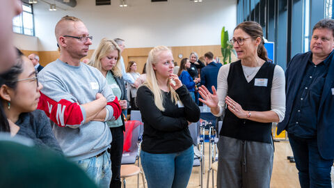 Mehrere Personen unterhalten sich angeregt