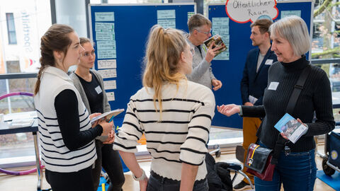 Mehrere Personen unterhalte sich in einer Kleingruppe