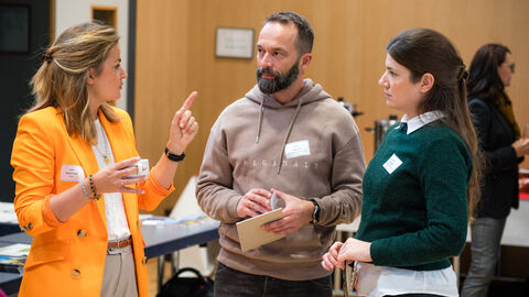 Drei Personen unterhalten sich angeregt