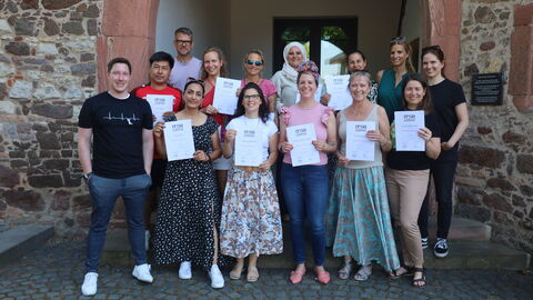 Gruppenbild von mehreren Personen vor einem Torbogen