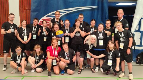 Gruppenbild mit vielen Personen in schwarzen Shirts 