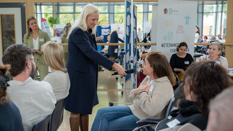 Grußwort von der Sport- und Gesundheitsministerin Diana Stolz vom Ministerium für Familie, Senioren, Sport, Gesundheit und Pflege (HMFG)