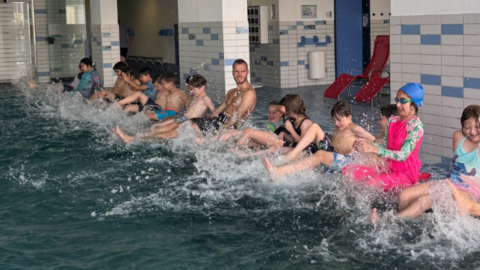 Übung zur Wassergewöhnung – spielerisches Kennenlernen von Wasserwiderstand und Strömungen