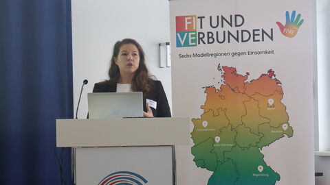 Frau spricht am Rednerpult