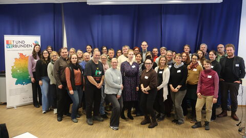 Gruppenbild vor blauer Wand