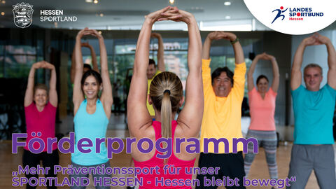 Menschen machen Dehnübungen in einem Fitnessraum.