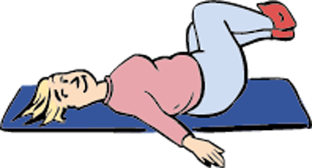 Eine Frau macht Übungen auf einer Gymnastik-Matte.